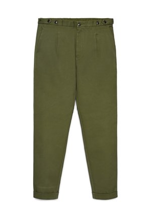 Pantaloni verde oliva a gamba stretta con tasche laterali, vita regolabile con bottoni e orli risvoltati.