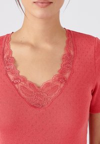 Damart AJOURÉE GUIPURE À L ENCOLURE  - Maglietta intima - rouge