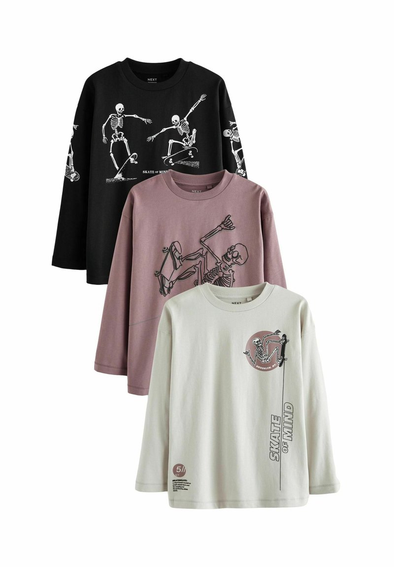 Drei Langarm-T-Shirts: schwarz mit Skelettgrafiken, mauve mit einem Skateboard-Skelett und cremefarben mit einem runden Skelettdesign und Text.