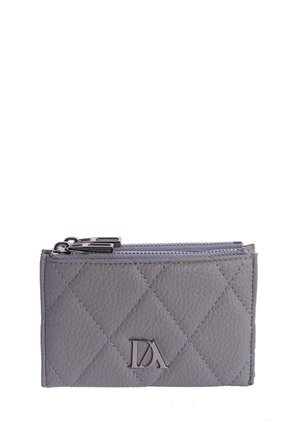 Tarjetero de cuero acolchado gris con dos cremalleras plateadas y un logo metálico "DA" en la parte delantera sobre fondo blanco.