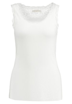 Top a maniche corte bianco con rifiniture in pizzo attorno al colletto e alle maniche. Presenta una forma aderente e una texture morbida.