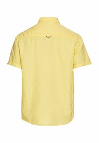 Korte mouwen, gele shirt van lichtgewicht stof. Heeft een standaardkraag en een gebogen zoom. De achterkant heeft een klein zwart logo-accent.
