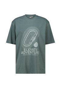 Vihreä puuvillapaita, jossa on lyhyet hihat. Paidassa on valkoinen graafinen painatus, jossa lukee "ELEVATE ADVENTURE" ja karttamainen kuvio.