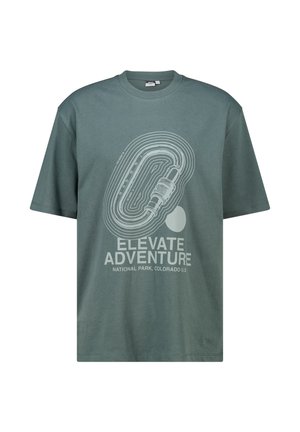 Camiseta de algodón verde con mangas cortas, presenta un diseño gráfico blanco con el texto "ELEVATE ADVENTURE" y un patrón parecido a un mapa.