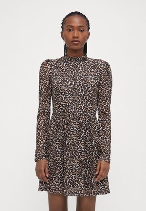 Robe à imprimé léopard avec un col haut, des manches longues et une jupe évasée. Le matériau est léger et semi-transparent avec une finition texturée.