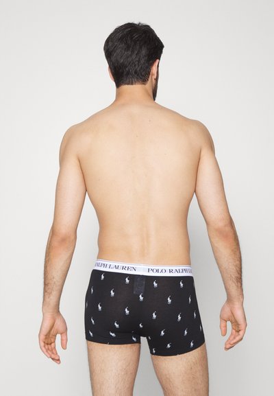 Juodi boxer šortai su balta ponio logotipo raštu, elastinga juosta su užrašu "POLO RALPH LAUREN" ir prigludusi konstrukcija. Rodoma atgalinė pusė.