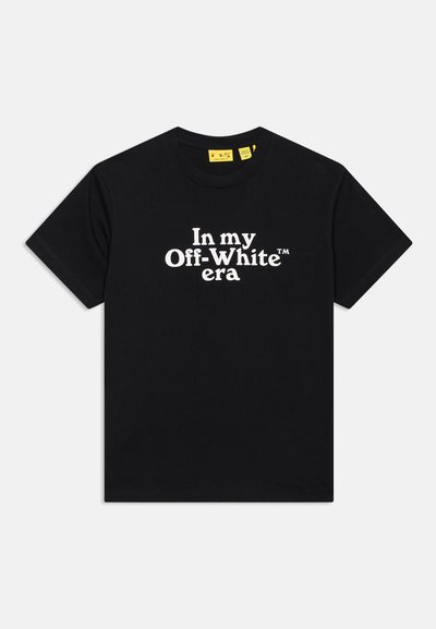 Μαύρο κοντομάνικο μπλουζάκι με λευκό κείμενο «In my Off-White™ era» στο κέντρο της μπροστινής πλευράς πάνω σε απλό φόντο.