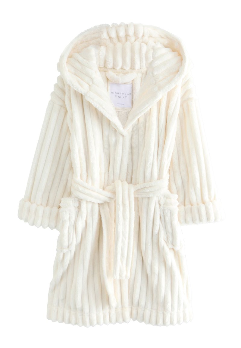 Peignoir en peluche blanc rayé avec une capuche attachée, une ceinture et deux poches avant. Texture douce, poignets côtelés et étiquette avec branding visible.