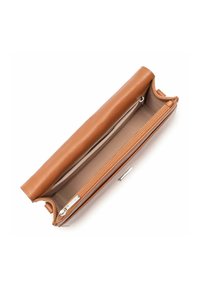 Borsa a busta in pelle marrone con un esterno testurizzato, apertura superiore e una fodera interna liscia. Presenta un comparto con zip e hardware in metallo.