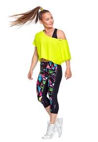 Un top supradimensionat de culoare galben neon, colanți capri negri cu modele geometrice colorate și adidași albi. Coafură cu o coadă de cal lungă.