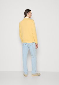 GANT SHIELD C NECK - Sweatshirt - dusty yellow