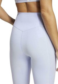 Helle lila Hohe-Taillenhosen aus glattem, dehnbarem Material. Mit Nähdetails und einem schlanken, figurbetonten Design.