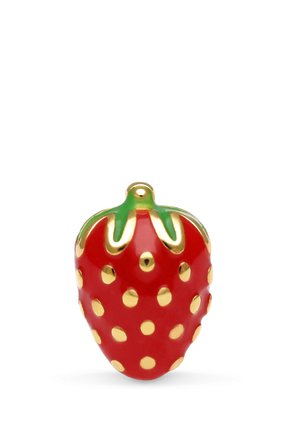 Colgante rojo en forma de fresa con semillas doradas y detalle superior verde y dorado sobre un fondo blanco.