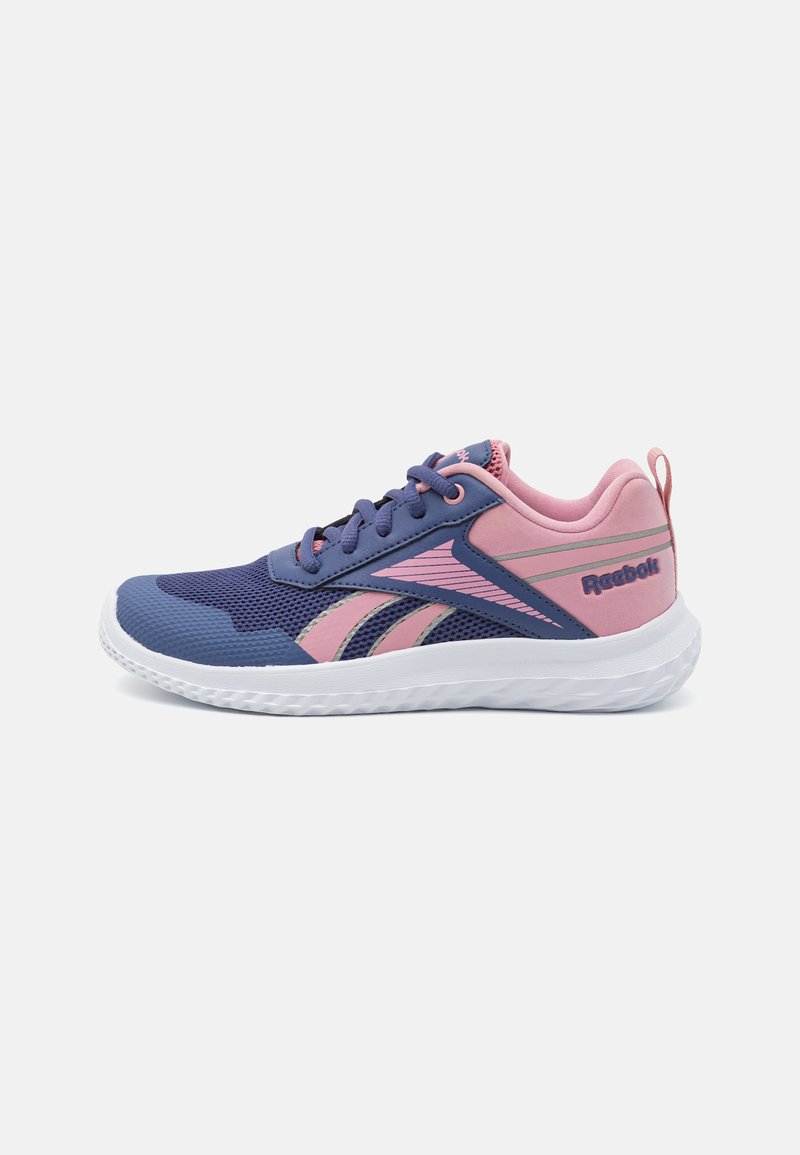 Scarpa sportiva bordeaux con tomaia in rete, blocchi di colore rosa e blu navy, design della punta arrotondata e suola bianca testurizzata. Presenta lacci e dettagli con logo.