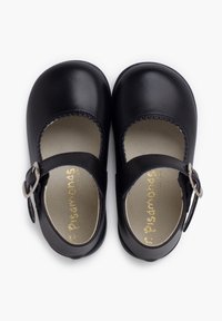 Schwarze Leder-Mary-Jane-Schuhe mit runden Zehen und gezacktem Detail. Mit einem verstellbaren Riemen und einer silbernen Schnalle. Das Innere ist hell gefärbt.