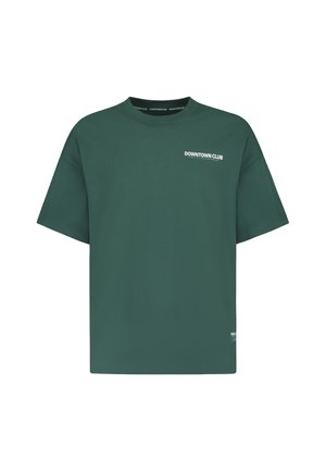 Dunkelgrünes Kurzarm-T-Shirt mit dem Textlogo "DOWNTOWN CLUB" auf der oberen linken Brust und einem kleinen Etikett nahe dem unteren Saum.