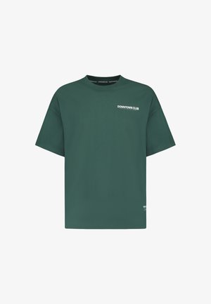 Dunkelgrünes Kurzarm-T-Shirt mit dem Textlogo "DOWNTOWN CLUB" auf der oberen linken Brust und einem kleinen Etikett nahe dem unteren Saum.