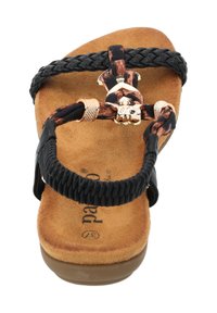 Zwarte gevlochten riem sandaal met een bruine nep-suède voetbed en metalen accentdetail. Platte zool, open teen ontwerp en comfortabele ondersteuning voor de voetboog.