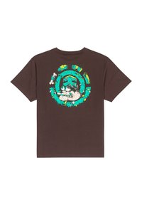 Camiseta marrón oscuro con un gráfico vibrante en estilo de dibujo animado de un perro adulto mostrando los dientes, rodeado de tubos, en la parte posterior.