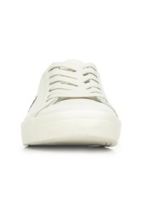 Sneaker bianco con tomaia in pelle liscia, punta rotonda, suola piatta in gomma e design classico con lacci che presenta sei occhielli e dettagli minimi.