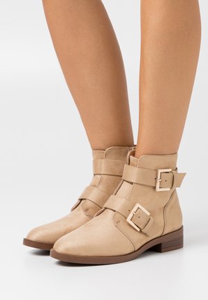 Classic ankle boots - cognac