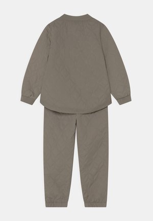 Quiltet todelt sæt i olivengrøn med lange ærmer, elastiske manchetter og geometrisk diamantstingmønster, vist bagfra.