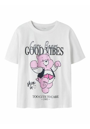 Biały T-shirt z różową grafiką Care Bear i tekstem "Care Bears Good Vibes," "shine on," oraz "Too Cute to Care 1982" z przodu.