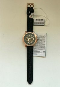 Orologio Maserati con cinturino in gomma nera texturizzata e cassa in acciaio inossidabile oro rosa. Il quadrante è nero con accentuazioni dorate e funzionalità cronografiche.