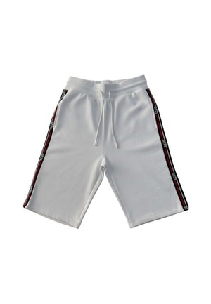 Hvide knælange shorts med elastisk talje og snøre, med sorte og røde sidelister med hvid tekst.