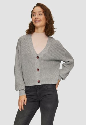 Grauer gestrickter Cardigan mit tiefem V-Ausschnitt und langen, weiten Ärmeln. Mit fünf runden dunklen Knöpfen auf der Vorderseite und gerippter Textur.