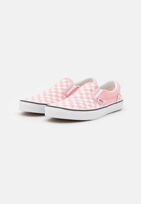 Rosa rutiga slip-on skor med en vit gummisula och svart accentlinje. Tygöverdelen har elastiska sidor för enkel på- och avtagning.