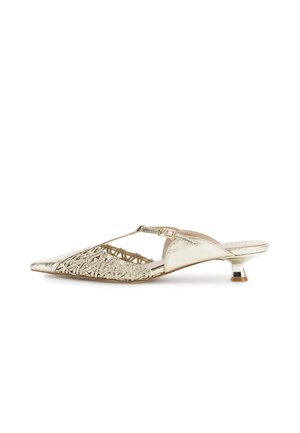 Zapatilla mule dorada con punta puntiaguda, tacón bajo tipo kitten, laterales abiertos, tira en T con hebilla y patrón metálico tejido en la parte frontal.