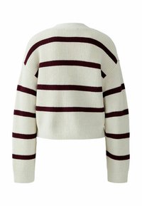 Cremfarbener Strickpullover mit langen Ärmeln und horizontalen dunkelroten Streifen über den Rücken und die Ärmel.