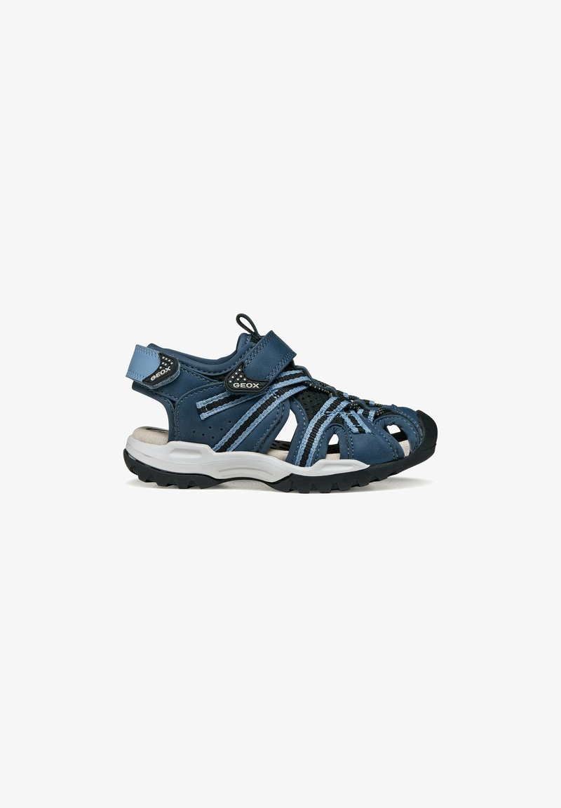 Sandale de sport bleu et noir à bout ouvert avec des brides en Velcro, un mesh respirant et une semelle robuste pour les activités en plein air.