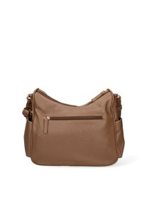 Borsa a spalla in pelle marrone con finitura testurizzata, cerniera e tasche anteriori, tracolla regolabile e forma dolcemente arrotondata.