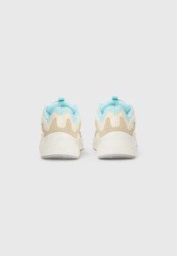 Sneakers con una toma superiore color crema, dettagli blu chiaro e un pannello laterale beige testurizzato. Presentano un collare imbottito e un pull tab sul retro.