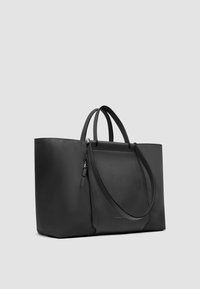 Borsa tote in pelle nera con due manici corti, tasca con cerniera, forma rettangolare e texture liscia. Design minimalista senza motivi.
