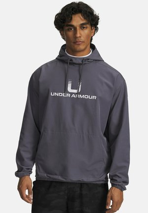 Grå Under Armour hoodie med en frontlomme, justerbar hætte og elastiske manchetter. Har et hvidt logo trykt på brystet. Glat tekstur.