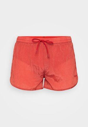 Shorts de bain rouges avec une finition texturée, taille élastique et cordon de serrage. Présente une coupe ample et un ourlet arrondi pour le confort.