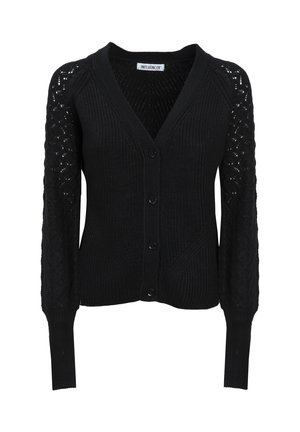 Schwarze Strickjacke mit V-Ausschnitt, Knopfverschluss und gerippter Textur sowie detaillierten Strickmustern an den Ärmeln.