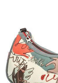 Hobo-Tasche aus mehrfarbigen Leder mit abstrakten Mustern, grauen Akzenten, einem silbernen Reißverschluss und einem dekorativen Metall-Logo an der Seite.