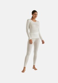 FALKE DAILY CLIMAWOOL CREW NECK - Undershirt - off-white