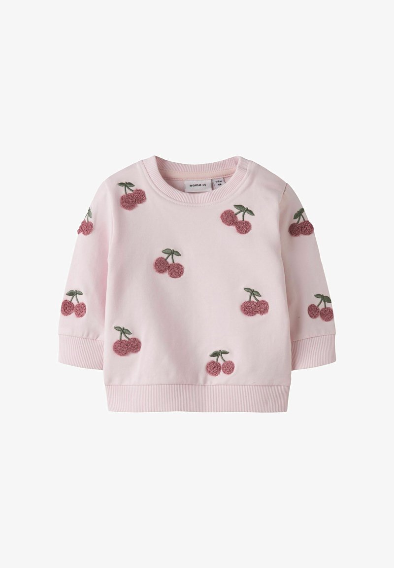 Gaiši rozā mazuļa džemperis ar teksturētu ķiršu izšuvumu, kas izkaisīts pa priekšu un piedurknēm, ar ribām ap kakla izgriezumu un aprocēm.