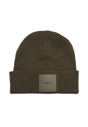 Cappello di maglia a coste verde oliva scuro con risvolto e una toppa quadrata con la scritta "REPLAY" al centro davanti.