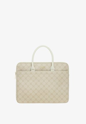 Beżowa torba na laptopa z pikowanym wzorem, gładką teksturą, podwójnymi uchwytami u góry i zamknięciem na zamek. Akcentowana subtelnym złotym logo marki.
