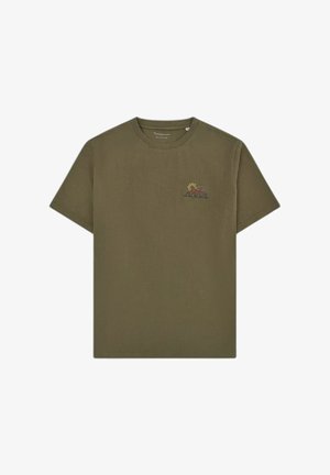 Camiseta de manga corta verde oliva con pequeño bordado de zorro rojo, sol y montaña en el pecho izquierdo.
