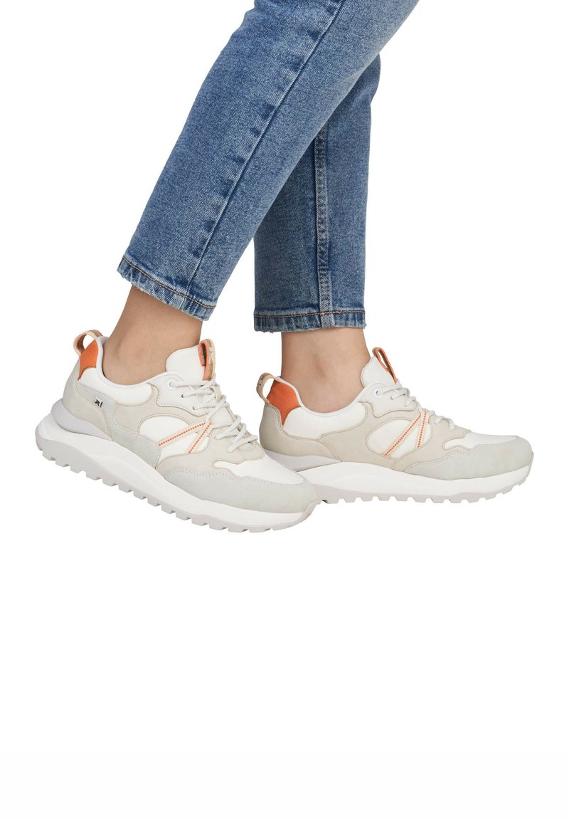 Zapatillas blancas y grises que presentan paneles de gamuza y malla. Acentuadas con color naranja en el talón y los cordones. Suela de goma gruesa y texturizada.