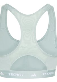 Miętowy sportowy biustonosz o konstrukcji racerback, wykonany z połączenia gładkich i siateczkowych tkanin. Na pasku znajduje się biały napis TECHFIT.