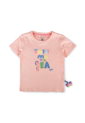 Hellrosa kurzärmeliges Kleinkind-Shirt mit buntem "Take me to the sea"-Text und einem Seepferdchen- und Schmetterlingscharm an der Seite.