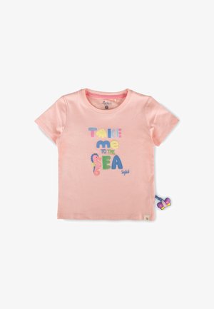 Maglietta rosa chiaro a maniche corte per bambino piccolo con testo colorato "Take me to the sea" e ciondolo con cavalluccio marino e farfalla di lato.